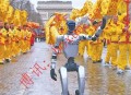 中国机器人首次亮相巴黎香街春节巡游