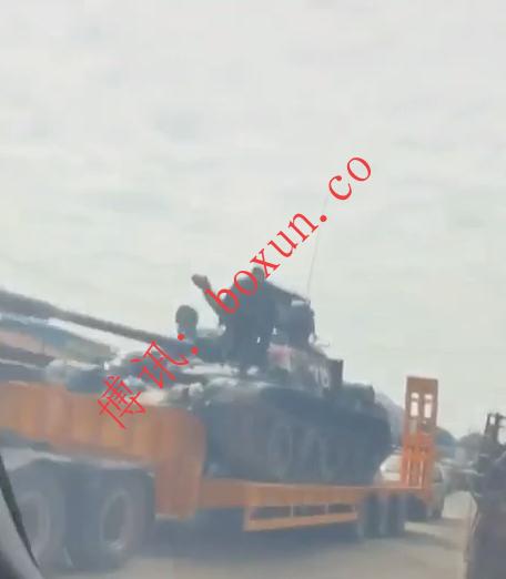 大量装甲车与坦克被运往波贝方向 当地道路出现军事集结迹象