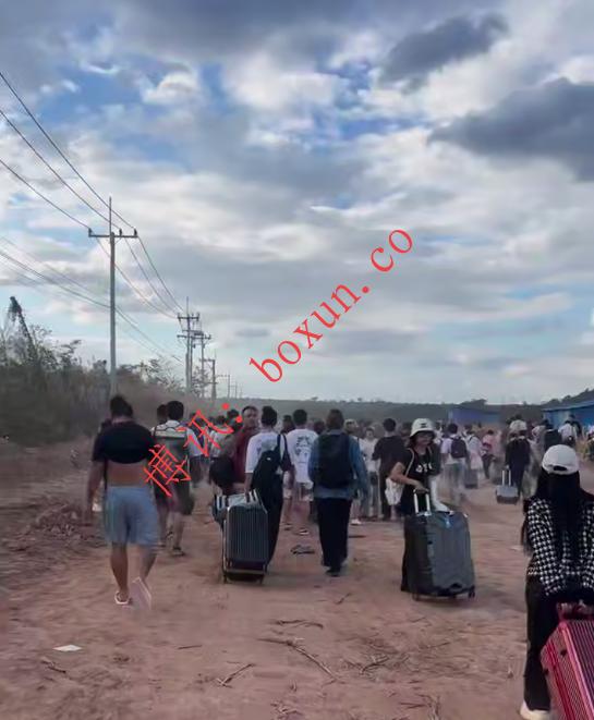 网友透露：这是昨天戈公跑路时候的场景，一边开炮一边跑路