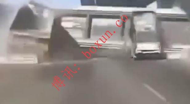 泰国春武里府人行天桥突发垮塌 砸中行驶车辆致人员被困