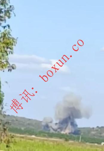 柬泰冲突现场画面曝光：疑似泰军F-16战机空袭柬埔寨山区 投下4枚炸弹