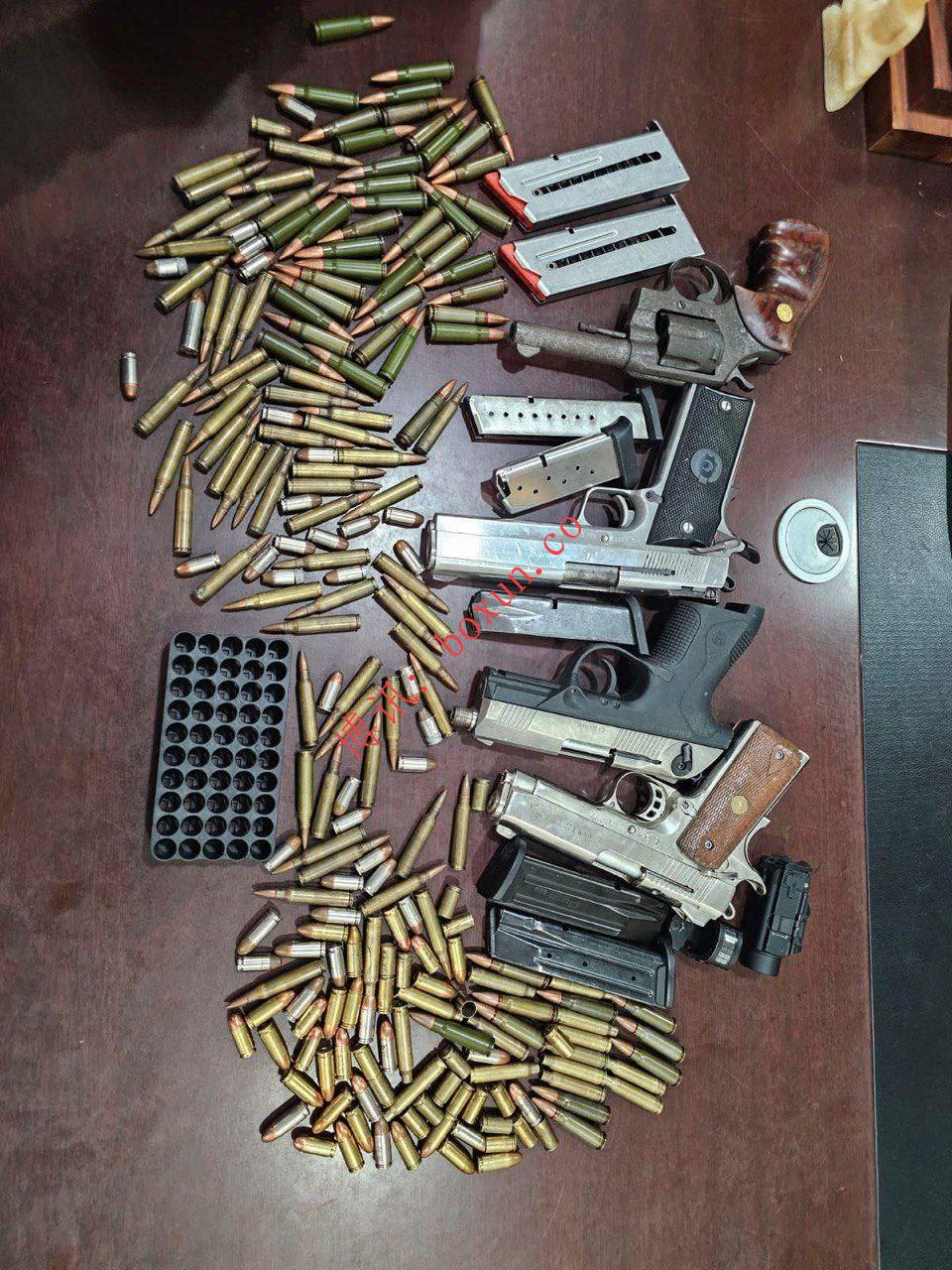 柬埔寨贡布警方抓获非法持枪中国男子 缴获4把手枪近200发子弹