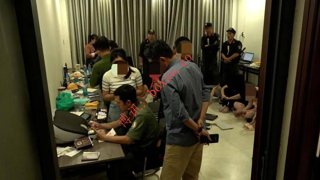 越南芽庄警方捣毁跨境网络赌博团伙 抓获31人查扣逾150台作案设备