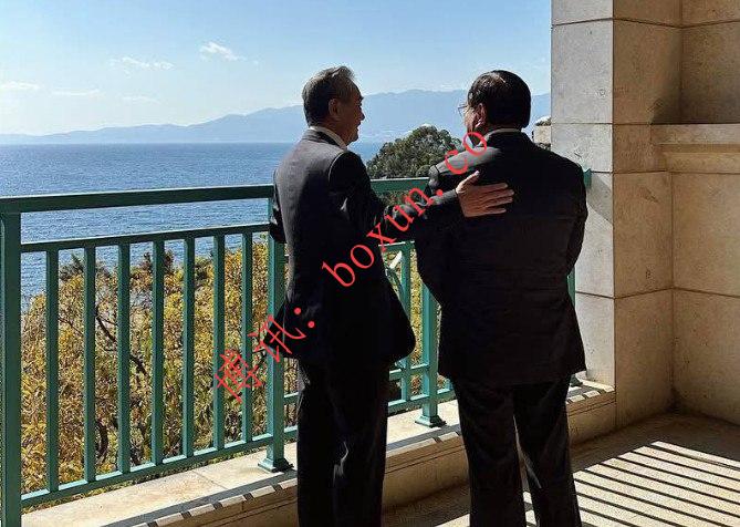柬埔寨外长称王毅为“兄弟” 搭肩合影彰显中柬外交高度互信