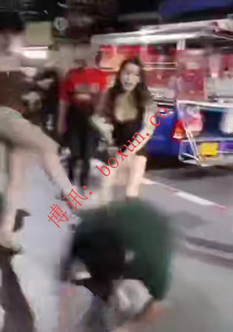 网友爆料：泰国芭提雅发生纠纷 一外籍男子因嫖资问题遭多名女子围殴