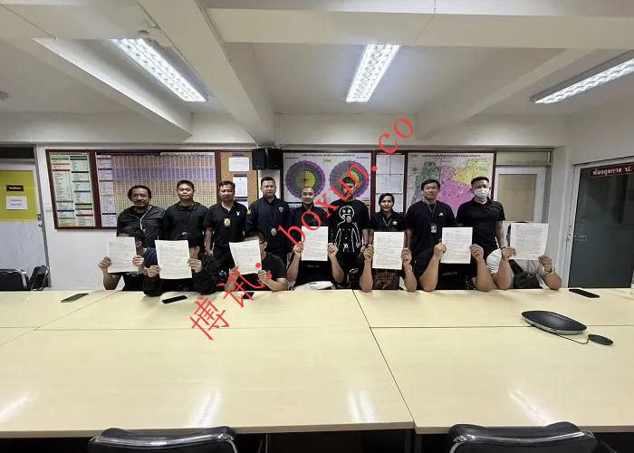 中餐馆暗藏“红通”在逃人员 泰国警方突袭曼谷拘捕7名中国籍嫌疑人