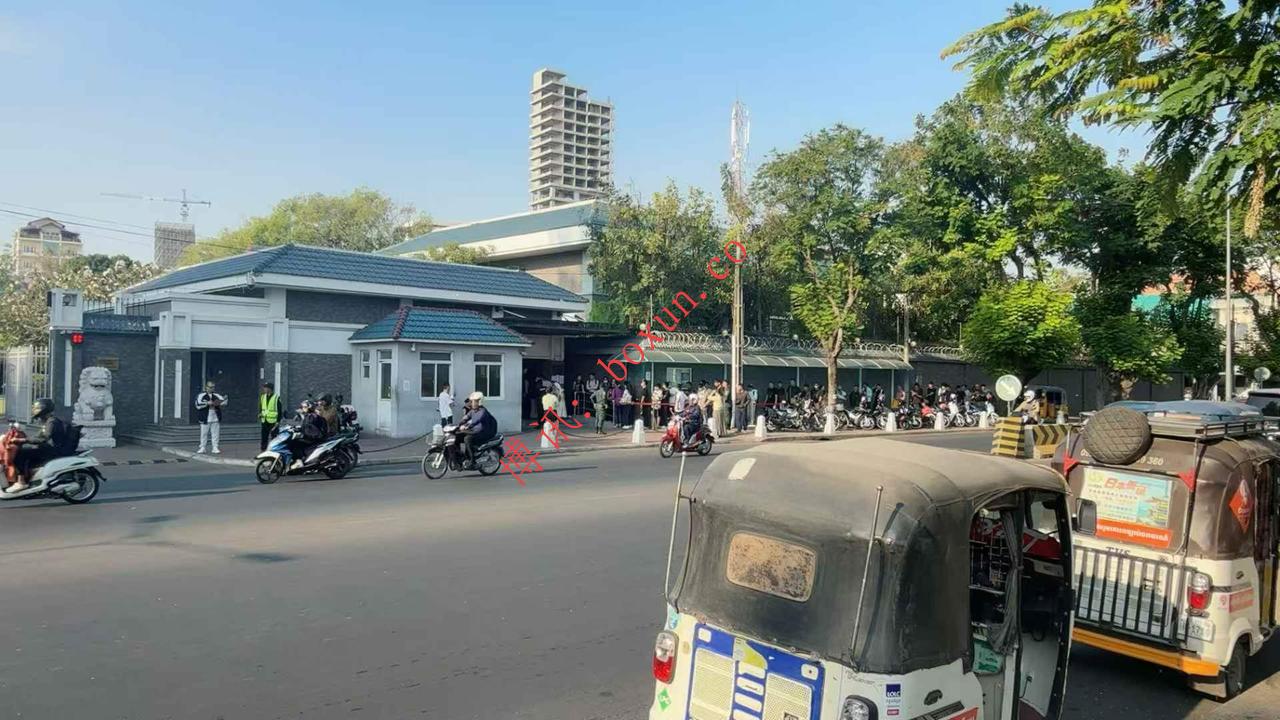 网友投稿：金边中国使馆门口排队人数激增，引发外界关注