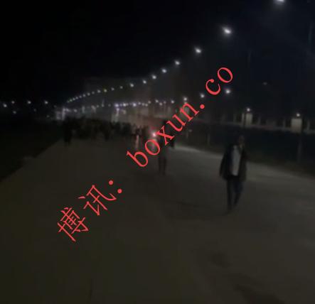 马德望一期园区发生大规模人员外逃事件 枪声响起引发数百人聚集外冲