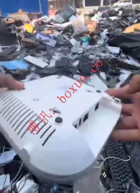 园区撤离后的另一面：木牌“狗推”离场，大量网络设备被遗弃堆积