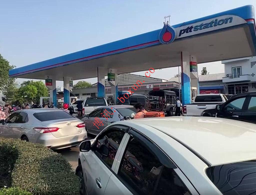 泰国部分地区现燃油紧张 加油排队近1公里限额供应